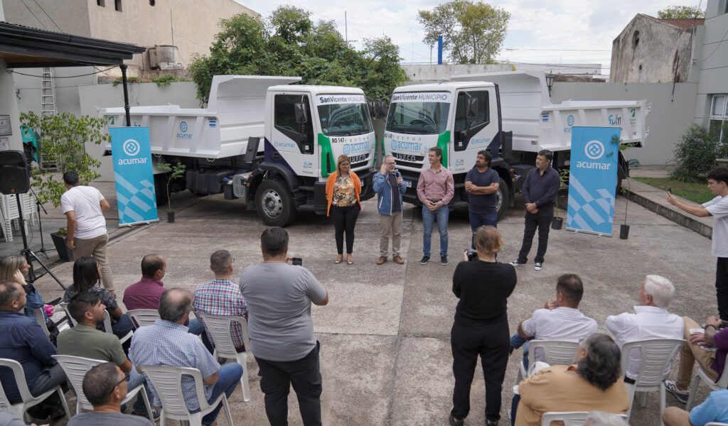 SERVICIOS | San Vicente recibió dos camiones 0km de ACUMAR